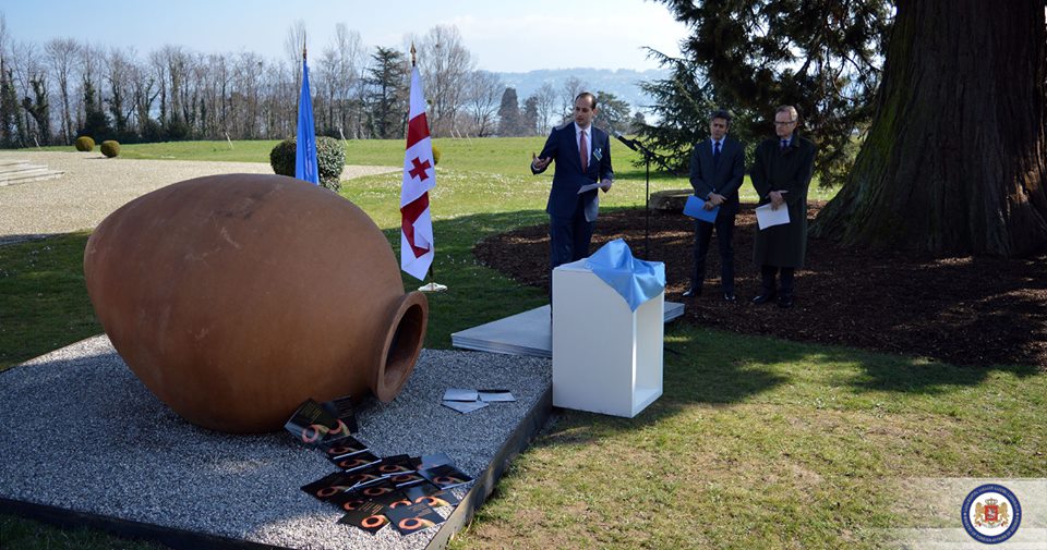 Georgian kvevri placed in the courtyard of the UN Office in Geneva to mark the UN 70th anniversary geotv.ge